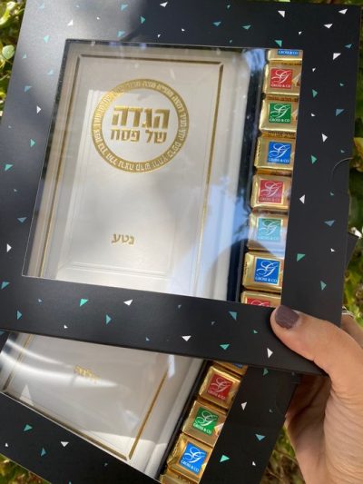 מארז הגדה לצד פרלינים שוויצרים בכשרות מהודרת - זהב